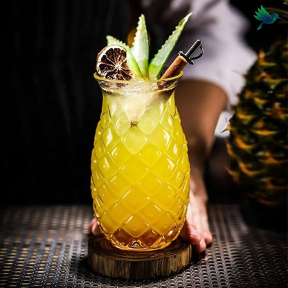 Verre à Cocktail Ananas Glacé Sur Un échiquier | Photo Gratuite Verre à Cocktail Ananas Glacé Sur Un échiquier | Photo Gratuite